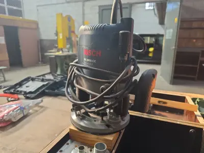 Bovenfrees Bosch GOF 2000 CE – kavel bij Auctim, B-9100 9100 Sint-Niklaas, Aerschotstraat 114