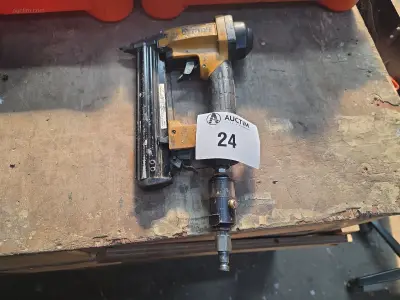 Pneumatische schiethamer Bostitch BT35B – kavel bij Auctim, B-9100 9100 Sint-Niklaas, Aerschotstraat 114