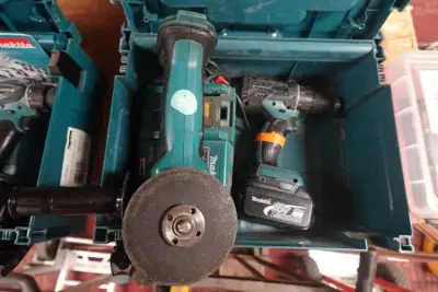 Accu haakse slijper + boormachine Makita – kavel bij Openbare Verkopen, Gent