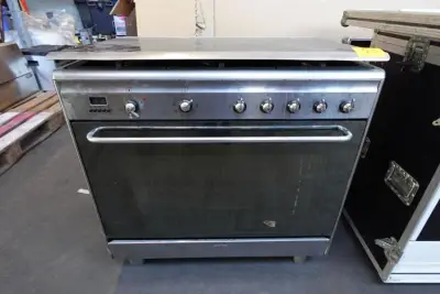 Inox gasfornuis Smeg – kavel bij Openbare Verkopen, Gent