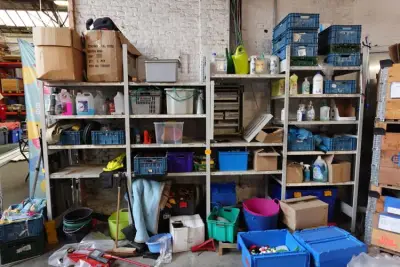 Inhoud rek – kavel bij Openbare Verkopen, Gent