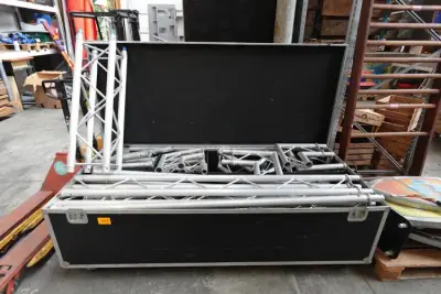 Verrijdbare flightcase + alu trussen – kavel bij Openbare Verkopen, Gent