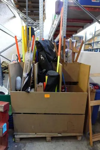 Houten kist met diverse spelen – kavel bij Openbare Verkopen, Gent
