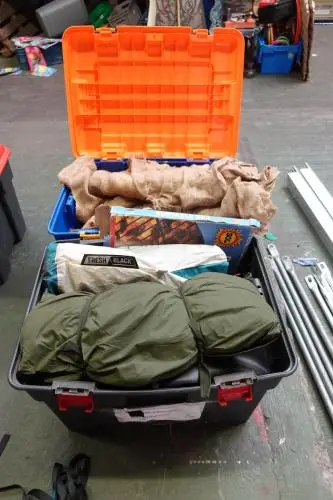 2x Kunststof bak + inhoud – kavel bij Openbare Verkopen, Gent
