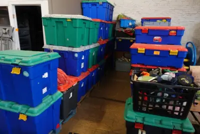 55x Kunststof bak met verkleedkledij en diversen – kavel bij Openbare Verkopen, Gent
