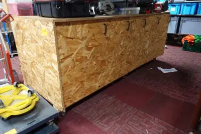 Verrijdbare houten werktafel + bankschroef – kavel bij Openbare Verkopen, Gent