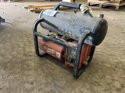 Accu compressor MILWAUKEE M18 CAS – kavel bij VH Auctions