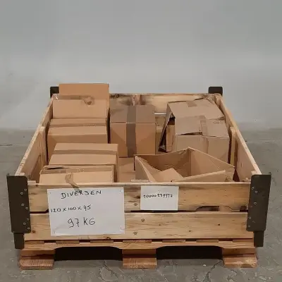 Partij contactdozen en splitpennen – kavel bij Domeinen Roerende Zaken, Groningen