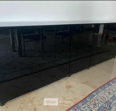 Hoogglans dressoirkast – kavel bij Belga Veilingen, Knokke