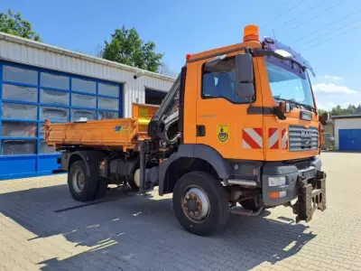 1 LKW MAN Dreiseitenkipper mit Ladekran, Winterdienstvorbereitung, Allrad – kavel bij Zoll-Auktion, Heidenau