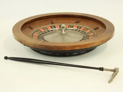 Vintage roulette – houten roulettewiel met metalen draaischijf en croupierhark – kavel bij De Kringwinkel, Antwerpen