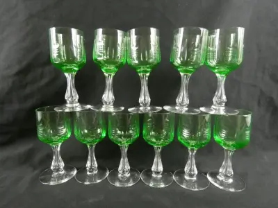 Set van 12 groene vintage uraniumglazen – kavel bij De Kringwinkel, Diest