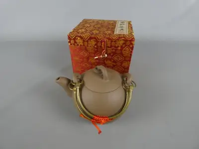 Chinese theepot met metalen handvat en filter – kavel bij De Kringwinkel, Diest