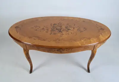 Ovale houten salontafel met bloemeninleg – kavel bij De Kringwinkel, Turnhout