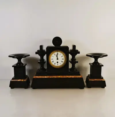 Franse Napoleon III pendule met twee tazza’s, ca. 1880 – kavel bij De Kringwinkel, Turnhout