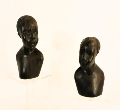 Set van 2 handgesneden Afrikaanse houten portretbustes – kavel bij De Kringwinkel, Turnhout