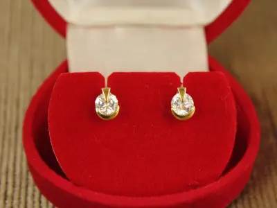 18 karaat gouden oorbellen met heldere stenen – kavel bij De Kringwinkel, Antwerpen