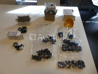 Diverse Siemens elektrische knoppen en accessoires – kavel bij Auctelia, Drogenbos
