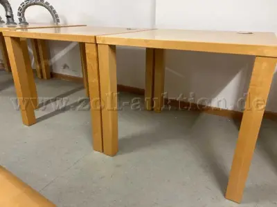2 Quadratische Tische - Hersteller: Einkaufszentrale für Bibliotheken GmbH – kavel bij Zoll-Auktion, Berlin