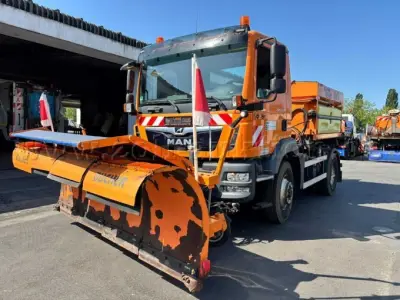 1 MAN TGM 13.250, 15t zGG inkl. Bucher Pflug und Küpper-Weisser Streuer – kavel bij Zoll-Auktion, Bielefeld