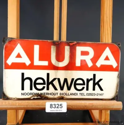 Vintage emaille reclamebord van Alura Hekwerk uit Noordwijkerhout – kavel bij ProVeiling, Wageningen