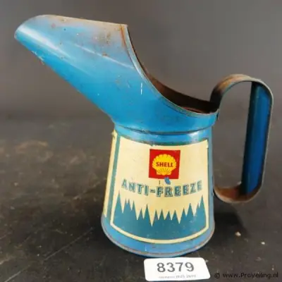 Vintage Shell anti-freeze schenkkan uit de automobilia-verzamelwereld (vaak een halve pint of pint maat), gebruikt in de mid-20e eeuw om antivries… – kavel bij ProVeiling, Wagening