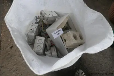 Electriciteits materiaal – kavel bij Vlavem