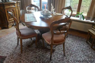 Tafel met stoelen – kavel bij Vlavem