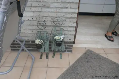 Bloemhouders in ijzer – kavel bij Vlavem