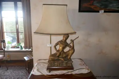 Lampadère met bronzen beeld – kavel bij Vlavem