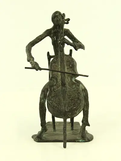 Cellistenbeeld Superbrass in groenblauwe patina (28cm) – kavel bij De Kringwinkel, Antwerpen