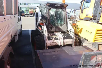 lader BOBCAT 773, bj 1999, serie nr 509617402, compleet met veeginrichting, knik-graafbak, graafbak en vork – kavel bij Appelboom