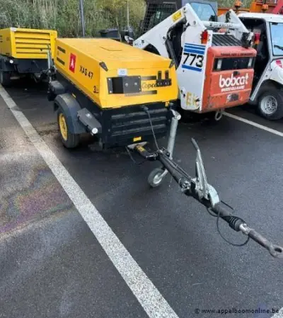 Mobiele compressor, Atlas Copco XAS 47, bouwjaar 2004, 91 bedrijfsuren, motorvermogen 21.6 kW, diesel, gewicht 850 kg, serienummer -YA3-B6227X-4047… – kavel bij Appelboom
