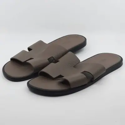 Paar slippers, maat 45, Hermès, AF7221824ZH2503 – kavel bij Domeinen Roerende Zaken, Groningen