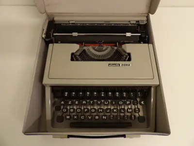 Olivetti Dora draagbare mechanische typemachine – kavel bij De Kringwinkel, Leopoldsburg