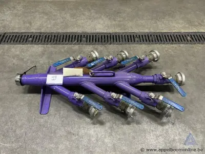Metalen verdeelstuk met 8 afsluitbare uitgangen, elk voorzien van een Storz-koppeling – kavel bij Appelboom