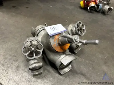 Metalen verdeelstuk met afsluitbare uitgangen, aansluitingen 110 dsp, 110 dsp en 2x 70 dsp – kavel bij Appelboom