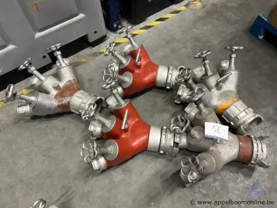 5 metalen verdeelstukken met afsluitbare uitgangen, type 110 - 3x 70 dsp, metaal – kavel bij Appelboom