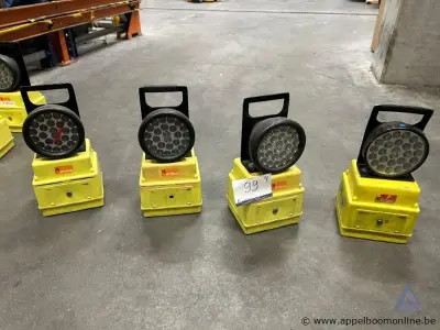 4 draagbare LED-schijnwerpers ARISCO. Werking niet gekend – kavel bij Appelboom