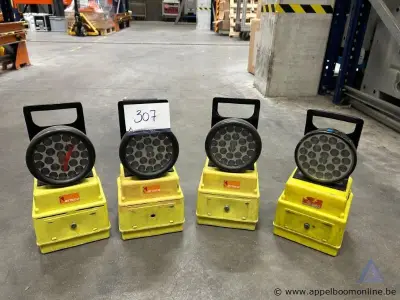 4 draagbare LED-schijnwerpers ARISCO. Werking niet gekend – kavel bij Appelboom