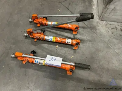 Lot van 3 hydraulische handpompen Holmatro – kavel bij Appelboom