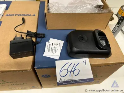 4x laadstation Motorola WPLN4199 / WPLN4226, voor MTP8550EX radio's, met stroomadapter. inclusief lader. Werking niet gekend – kavel bij Appelboom