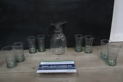 Glazen waterkan met acht bijpassende glazen – kavel bij GSD Auctions, Zoeterwoude
