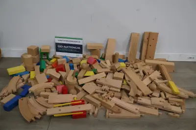 Mix van houten bouwblokken en treinrails – kavel bij GSD Auctions, Zoeterwoude