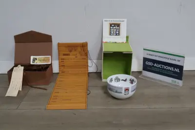 Set sierkommen en houten kalender' – kavel bij GSD Auctions, Zoeterwoude