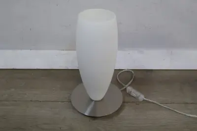 Tafellamp met frost wit glas en metalen voet – kavel bij GSD Auctions, Zoeterwoude