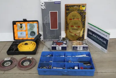 Assortiment slijpschijven, schuurpapier en zaagbladen – kavel bij GSD Auctions, Zoeterwoude
