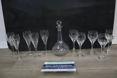 Kristallen karaf met wijnglazen – kavel bij GSD Auctions, Zoeterwoude