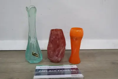 Set van drie glazen vazen, waaronder Art du Cousin – kavel bij GSD Auctions, Zoeterwoude