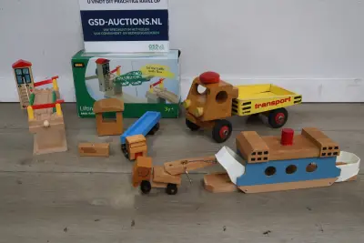 Houten speelgoedvoertuigen en Brio houten liftbrug – kavel bij GSD Auctions, Zoeterwoude